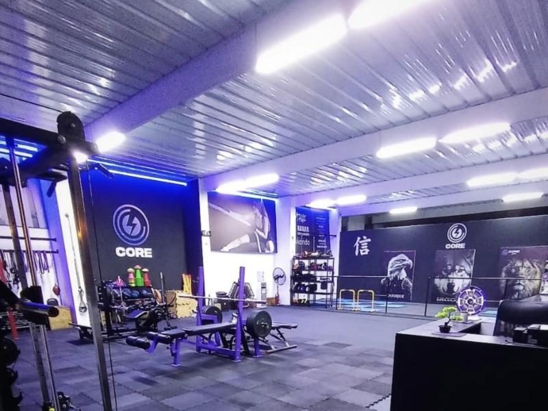 Sala de Core Gym con luces azules